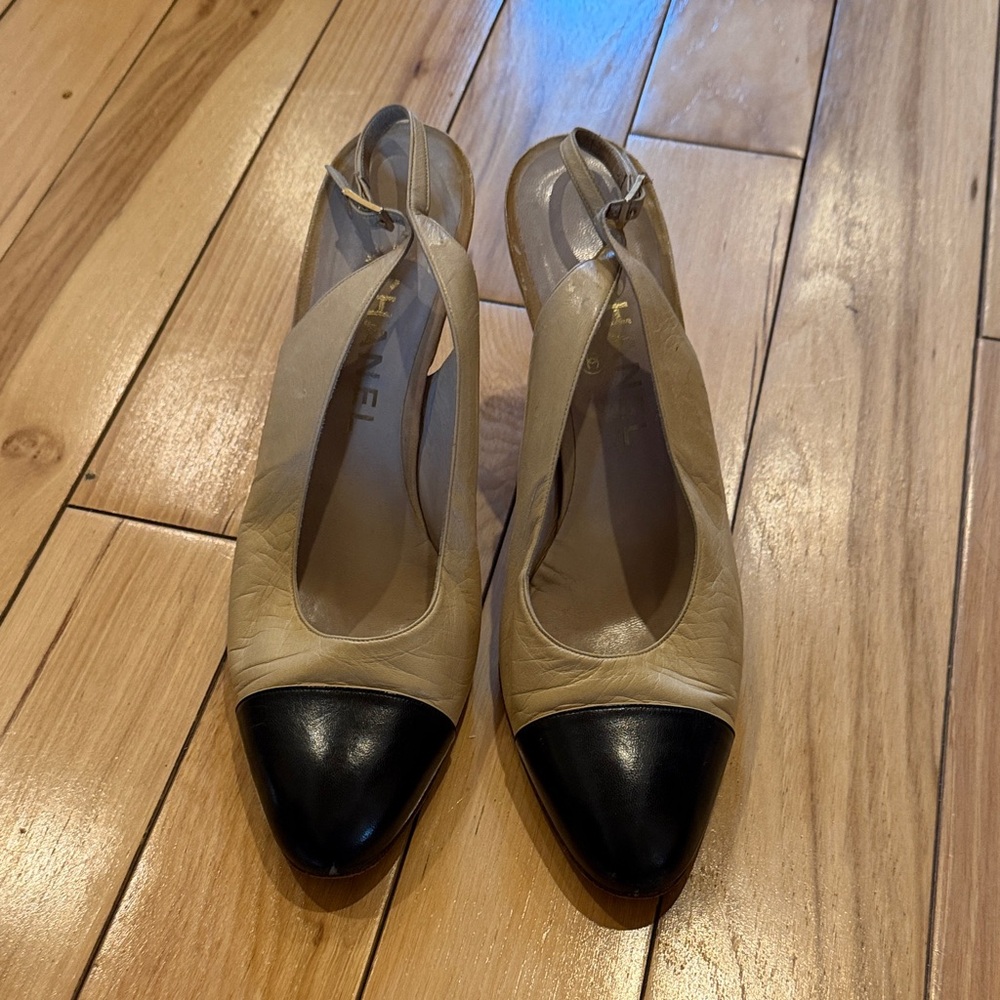 Vintage CHANEL size 39 8.5-9 Beige and Black Two-Tone Slingback Pumps